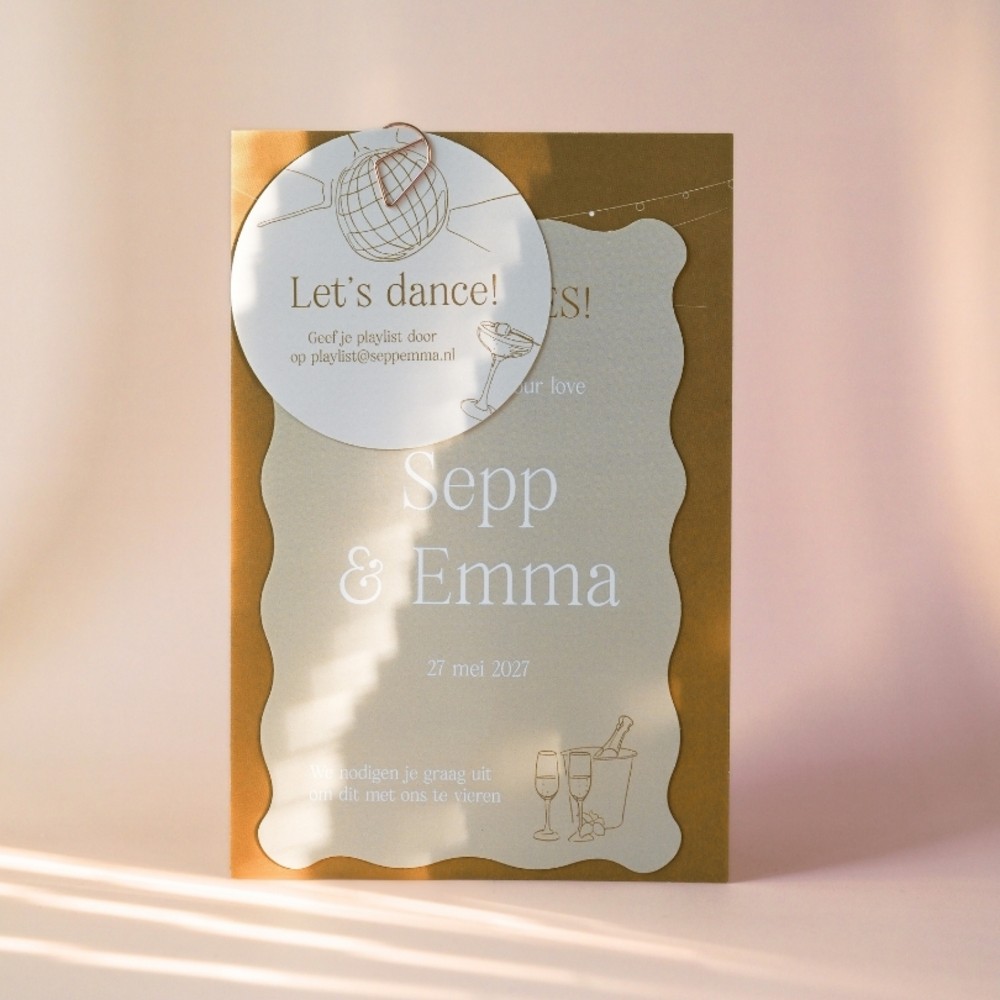 Chique trouwuitnodiging in originele stapel vorm met beige tinten