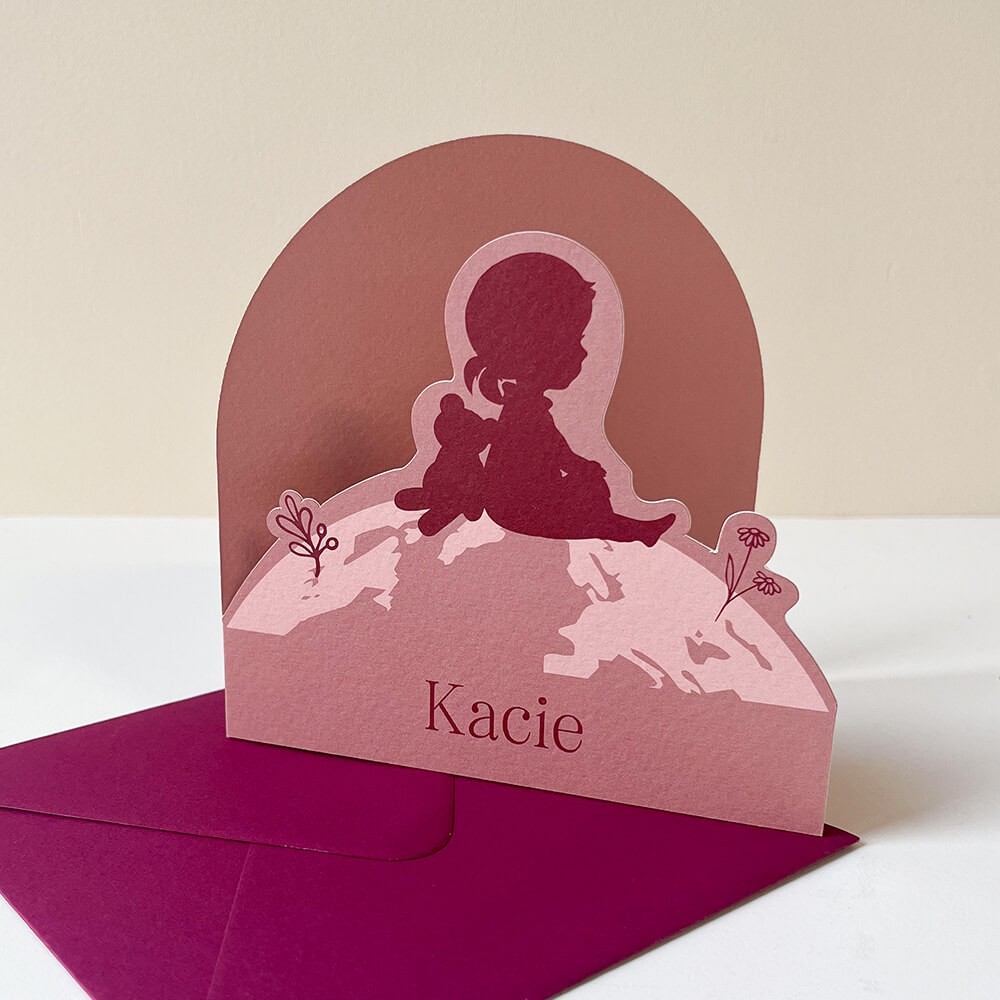 Meisjes geboortekaartje in trendy bordeaux met uniek vorm - Kacie