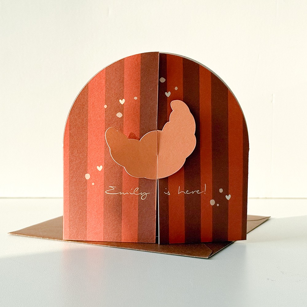 Geboortekaartje voor een dochter met speelse croissant vorm en vrolijk design - Emily