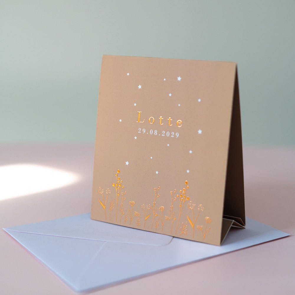 Geboortekaartje meisje met bloemen en sterren in koperfolie in een tentvorm - Laila
