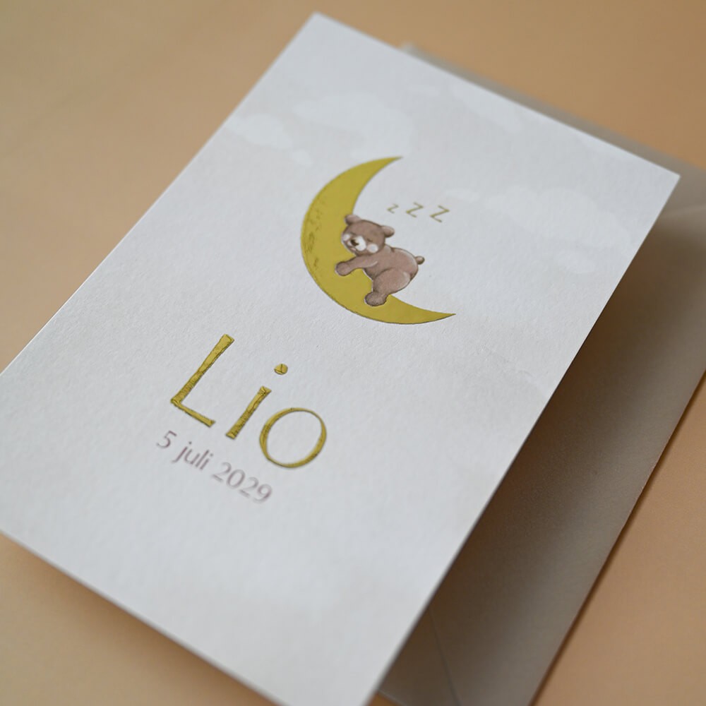 Jongens geboortekaartje met slapende beer op een maan van goudfolie - Lio
