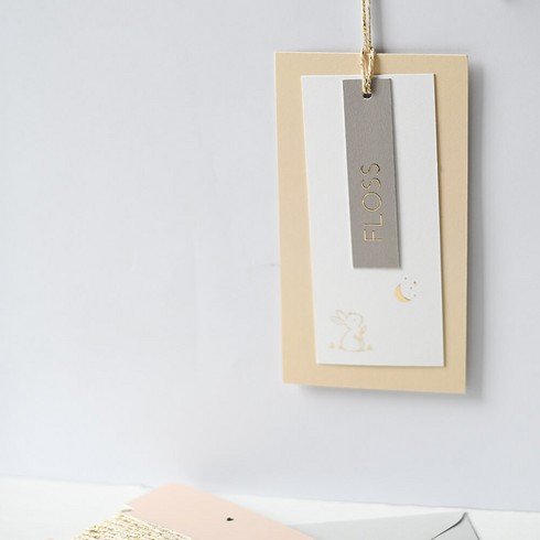 Geboortekaartje label met goudfolie en konijntje - Floss