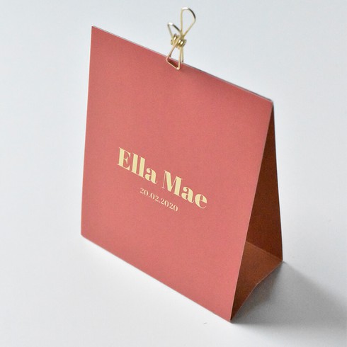 Typografisch tentkaartje in trendy roze met goudfolie - Ella Mae