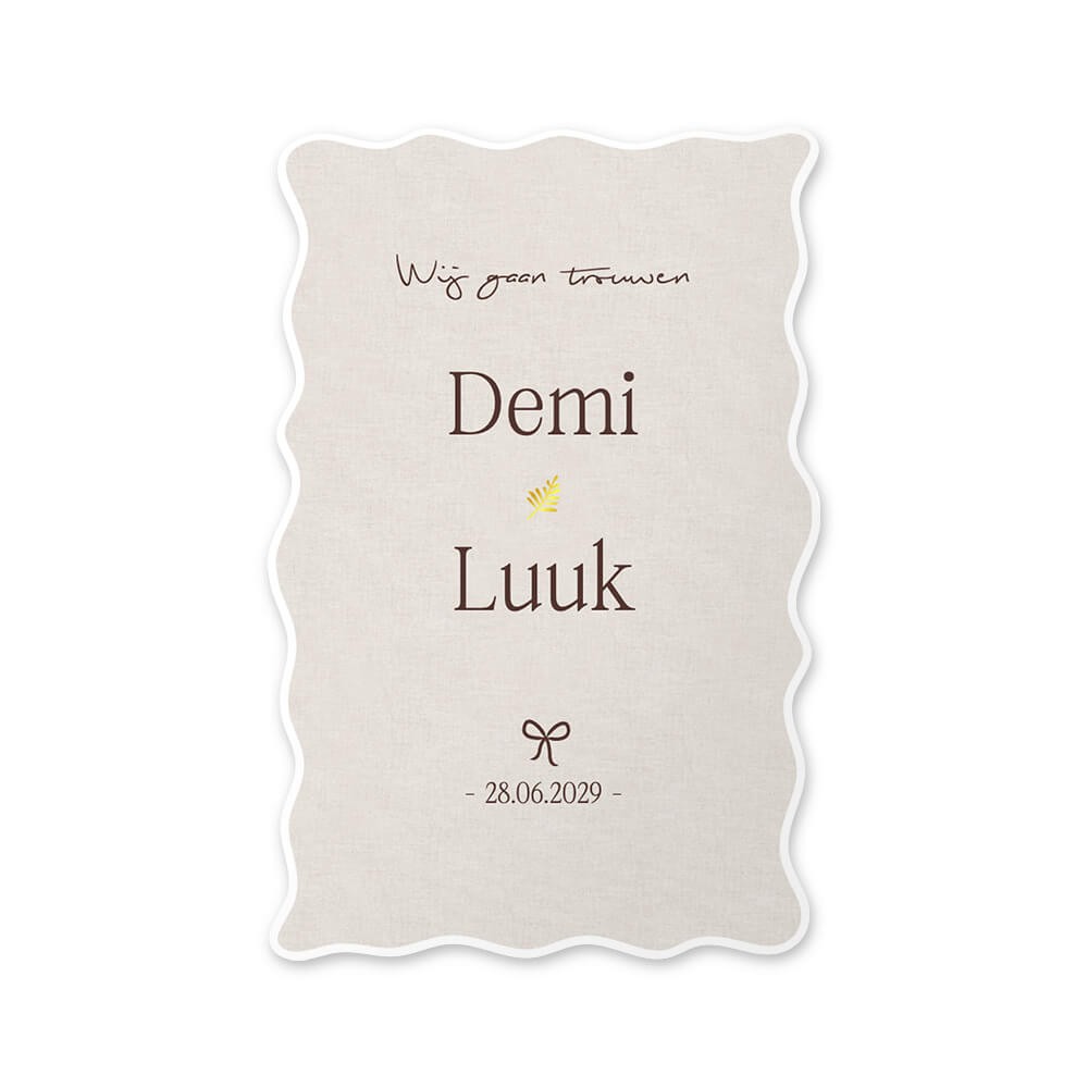 Stijlvolle trouwkaart met linnen look achtergrond en goudfolie in een bijzondere vorm