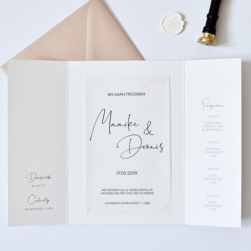 Klassieke chique trouwkaart met theatervouw en goudfolie