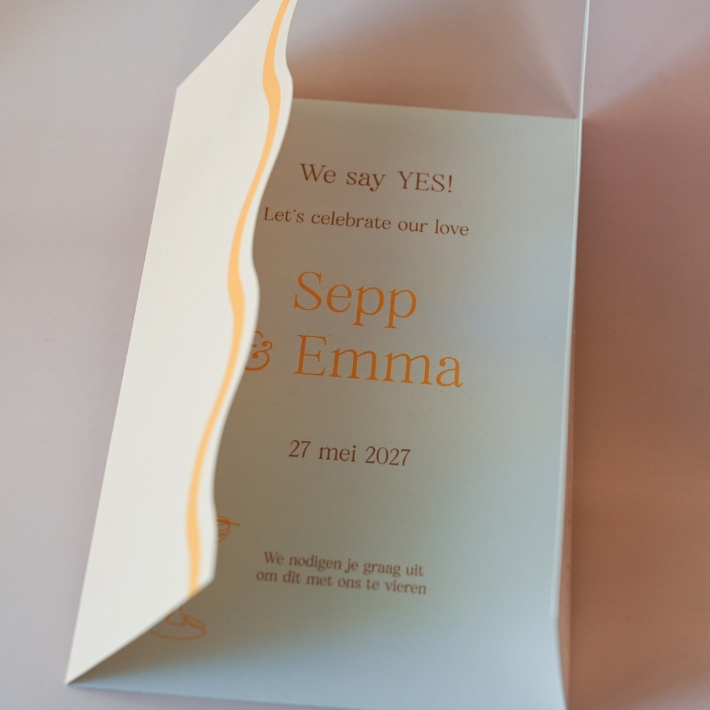 Unieke trouwkaart met hippe en frisse kleuren in een originele vorm