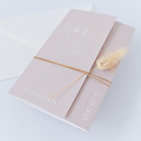 Trouwkaart drieluik met lijntekening van handen - Stijn en Femke