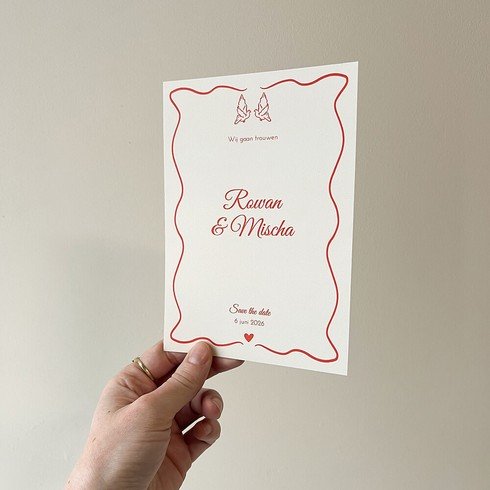 Trouwkaart romantisch met duiven in rood en beige